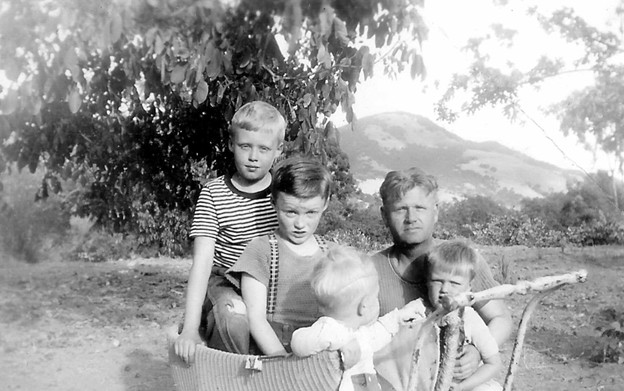 Wardboyswithdadmelvinatranchin1942